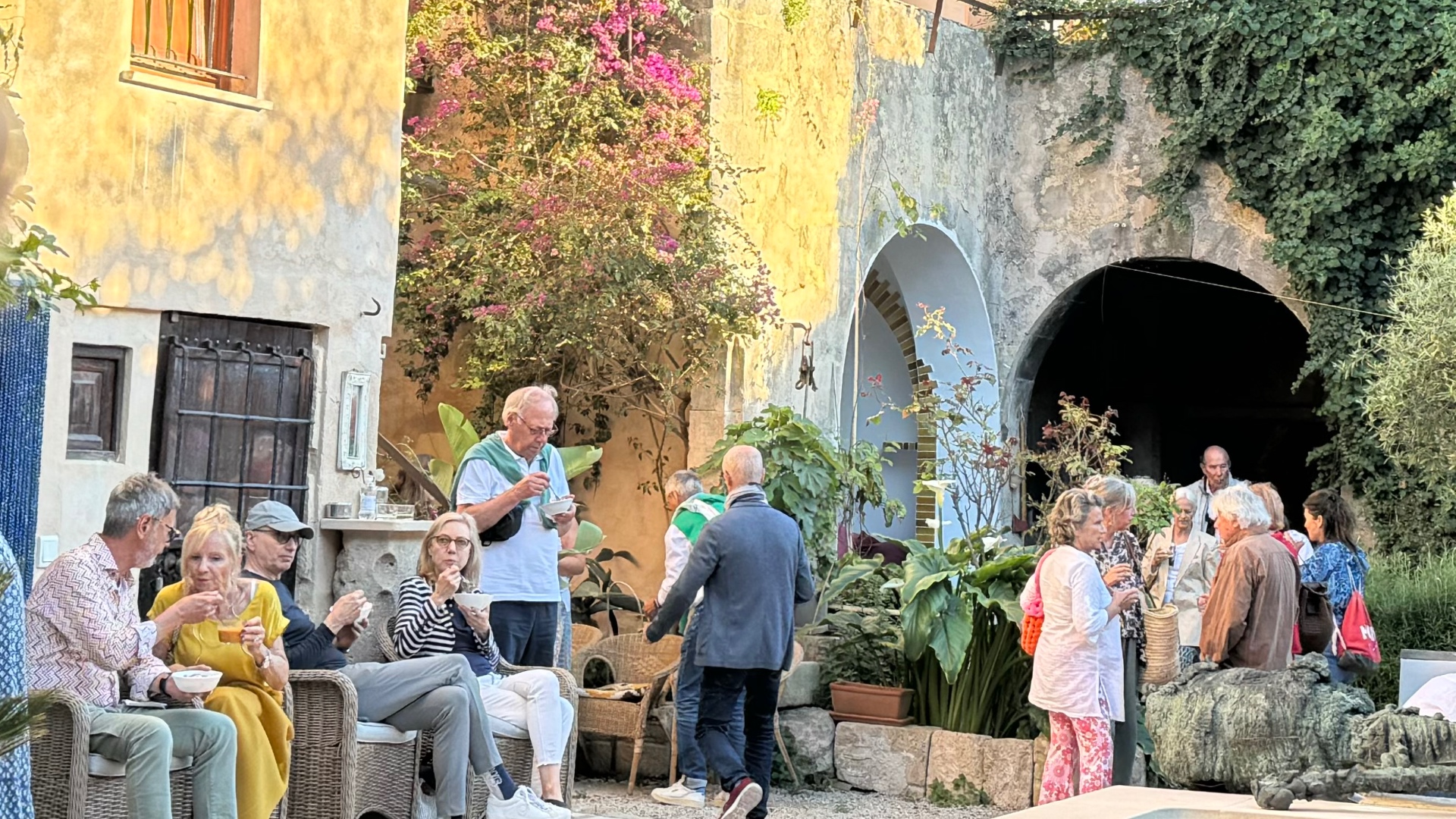 Finca-Hof im Abendlicht